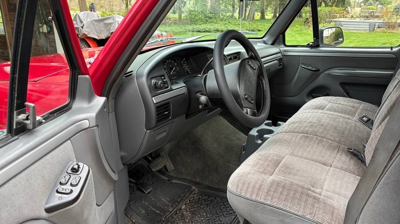 1993 Ford F-150 XL Long Bed interior image