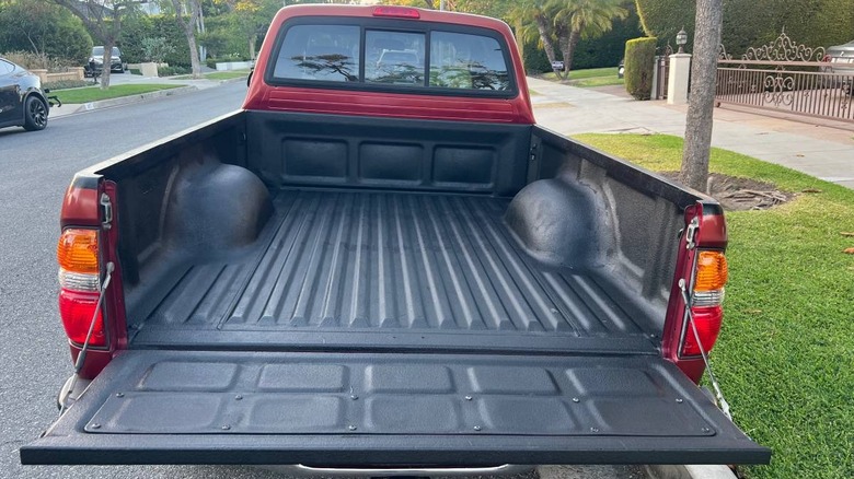 2003 Toyota Tacoma 4X4 pickup bed image