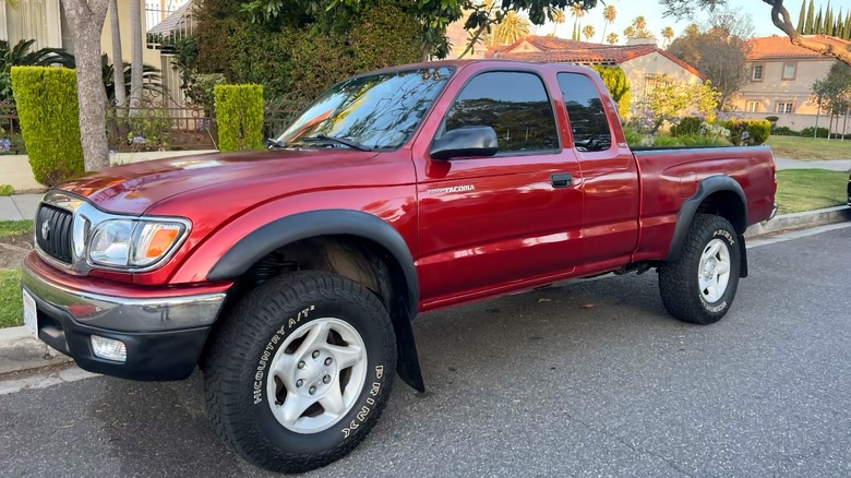 2003 Toyota Tacoma 4X4 front three-quarter image