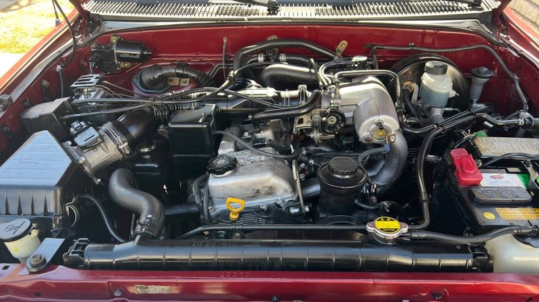 2003 Toyota Tacoma 4X4 engine compartment image
