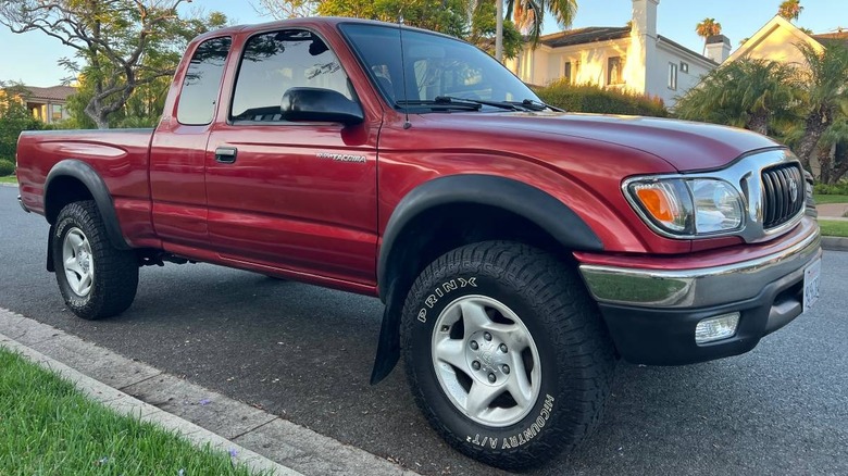 2003 Toyota Tacoma 4X4 front three-quarter image