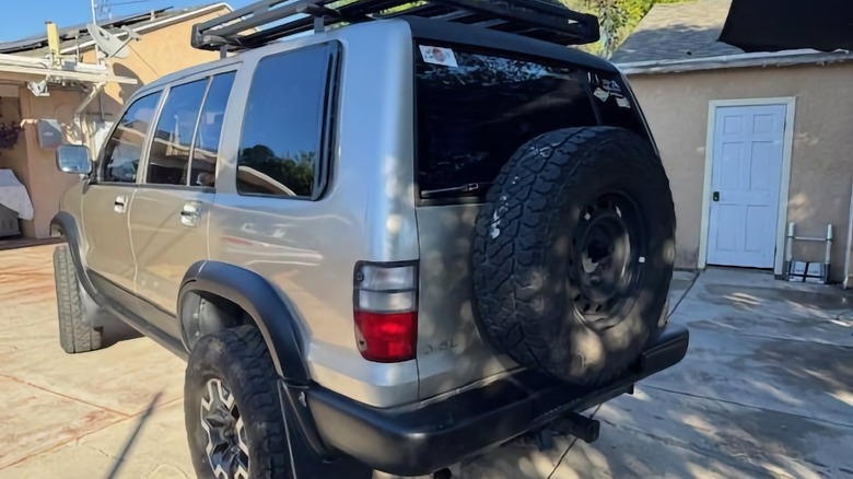2000 Isuzu Trooper Overlander rear three-quarter image