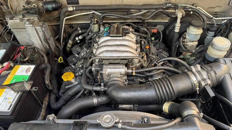 2000 Isuzu Trooper Overlander engine bay image