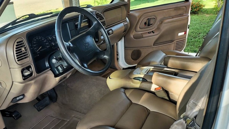 1997 Chevy Tahoe LT dashboard and front seats image
