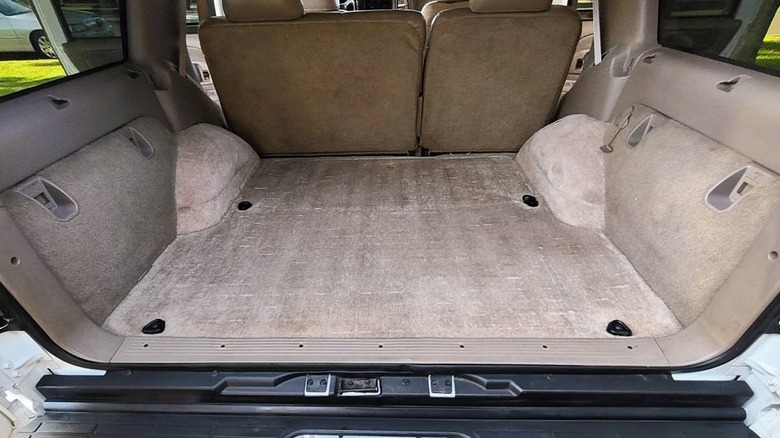 1997 Chevy Tahoe LT load area image