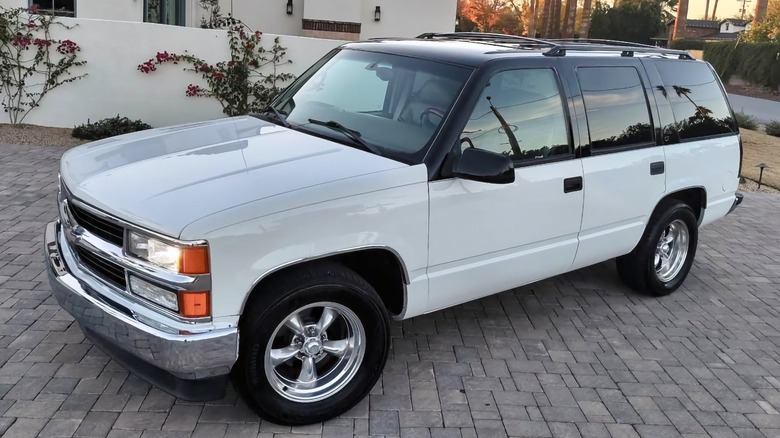 1997 Chevy Tahoe LT front three-quarter image