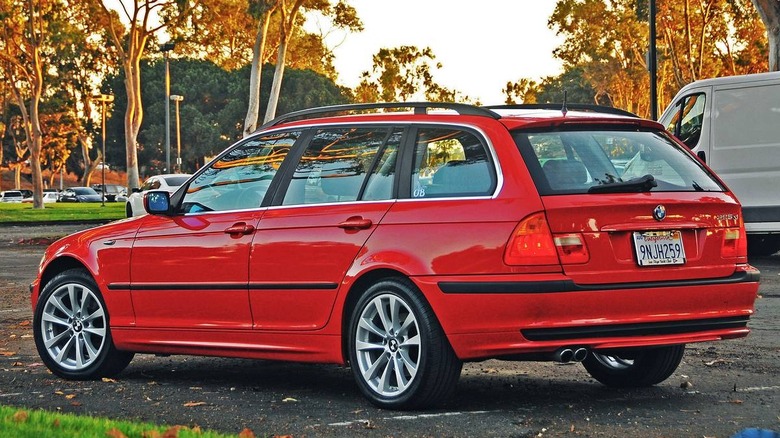 2004 BMW 325xiT rear three-quarter image