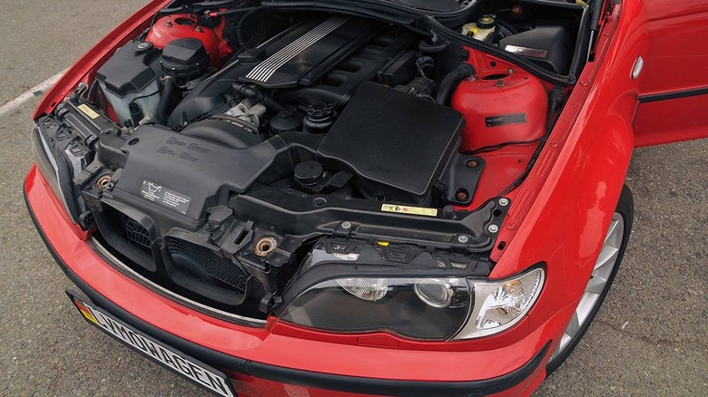 2004 BMW 325xiT engine compartment image