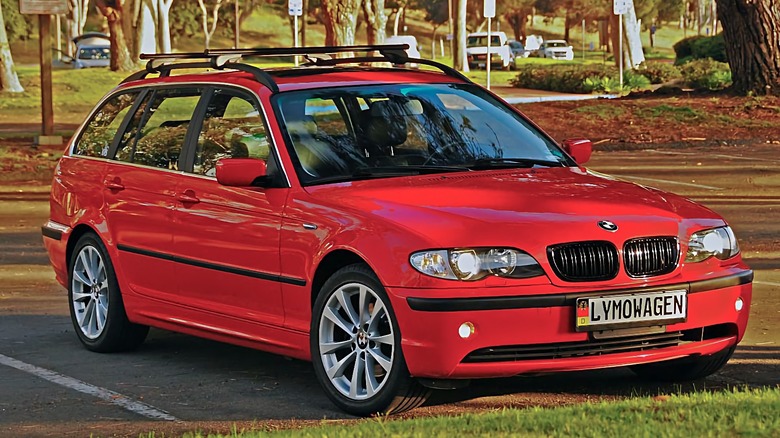 2004 BMW 325xiT front three-quarter image