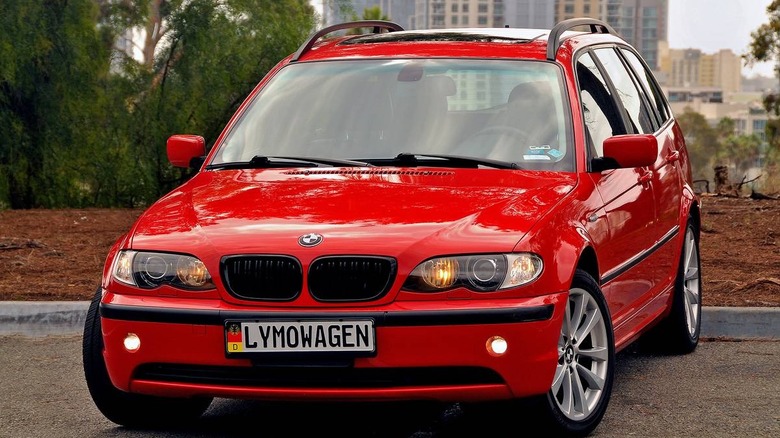 2004 BMW 325xiT front end image