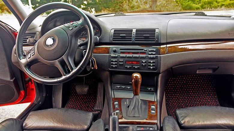 2004 BMW 325xiT dashboard detail image