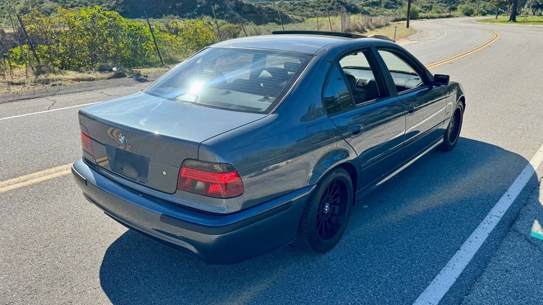 2000 BMW 540i rear three-quarter image
