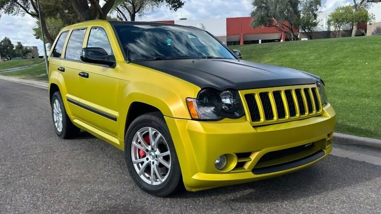 2009 Jeep Grand Cherokee SRT-8 front three-quarter image