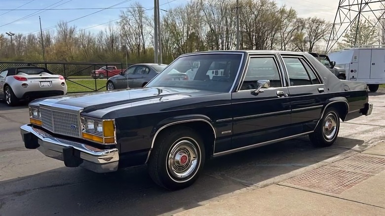 1982 Ford LTD front three-quarter image