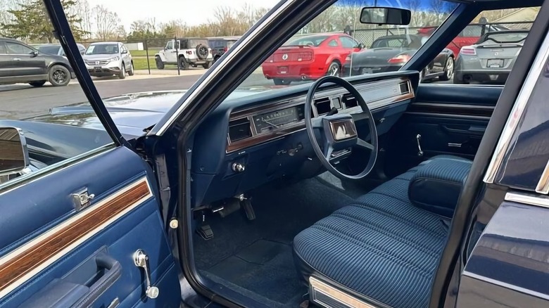 1982 Ford LTD front passenger compartment image