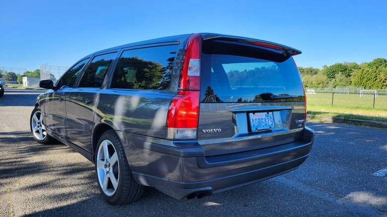 2004 Volvo V70R rear three-quarter image
