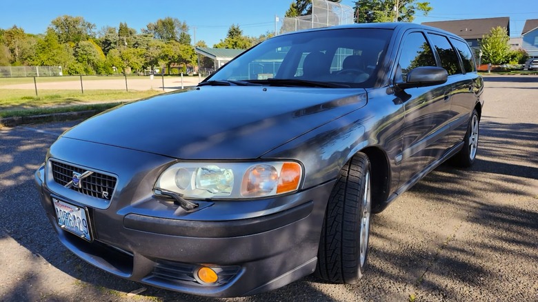 2004 Volvo V70R front three-quarter image