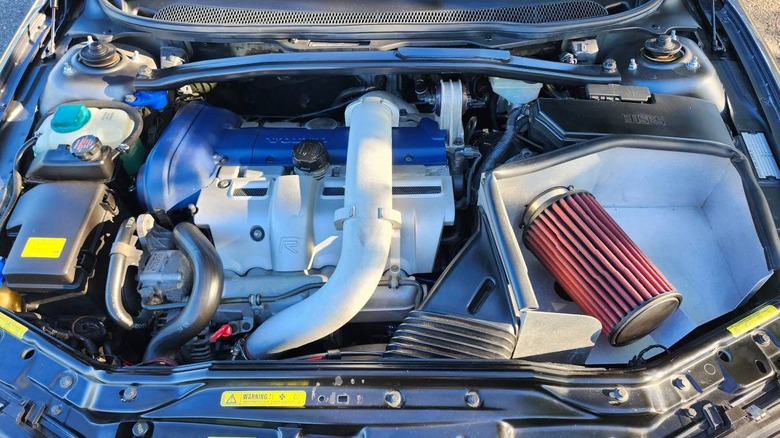 2004 Volvo V70R engine compartment image