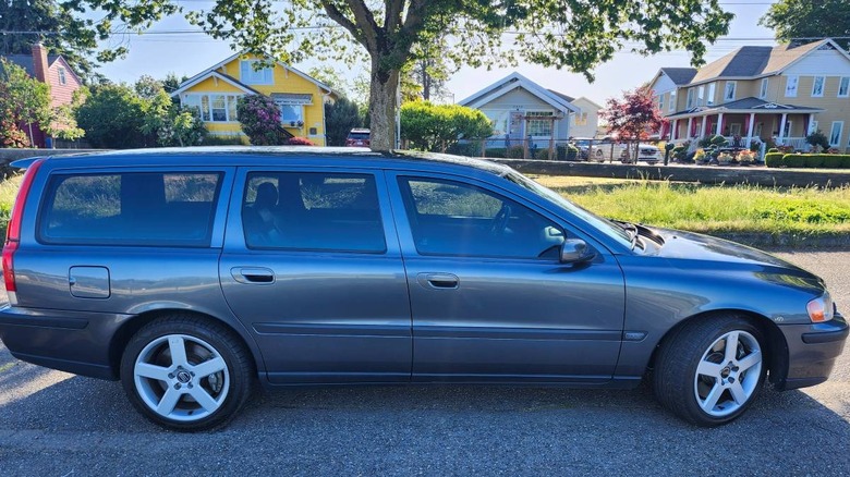 2004 Volvo V70R full passenger side profile image