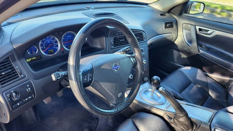 2004 Volvo V70R steering wheel and dashboard image