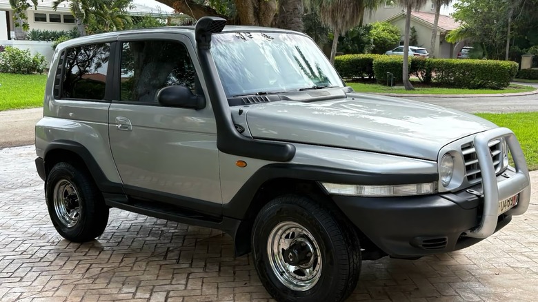 1998 SsangYong Korando front three-quarter image