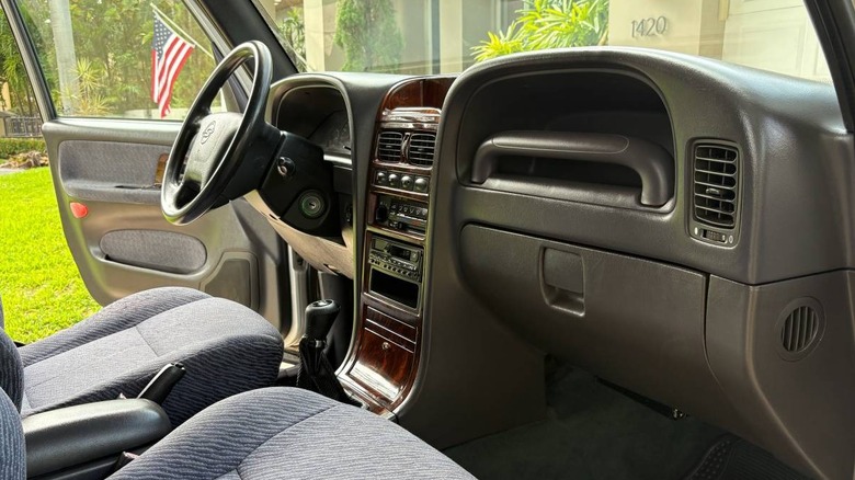 1998 SsangYong Korando dashboard image