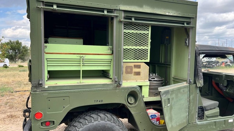 AM General Humvee side image