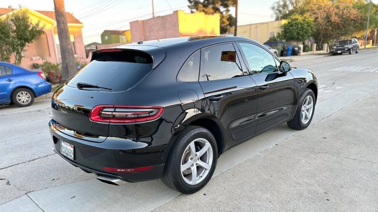 2018 Porsche Macan rear three-quarter image