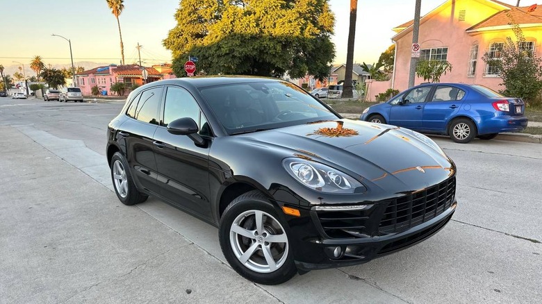 2018 Porsche Macan front three-quarter image