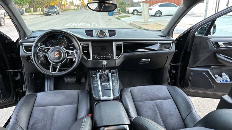 2018 Porsche Macan interior image