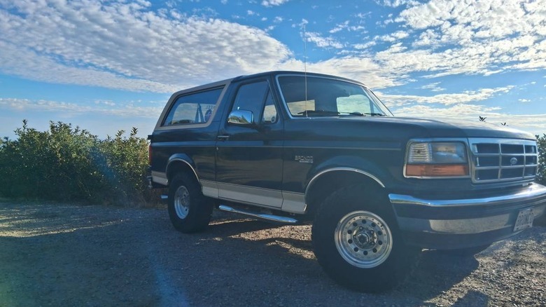 1993 Ford Bronco Eddie Bauer front three-quarter image