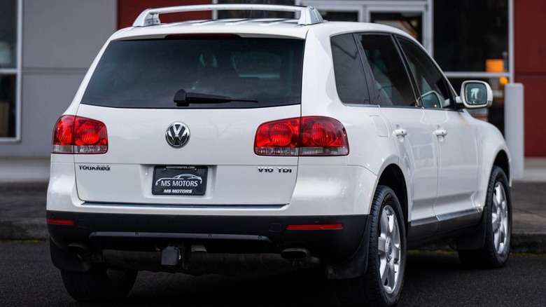 2004 Volkswagen Touareg V10 TDI rear three-quarter image