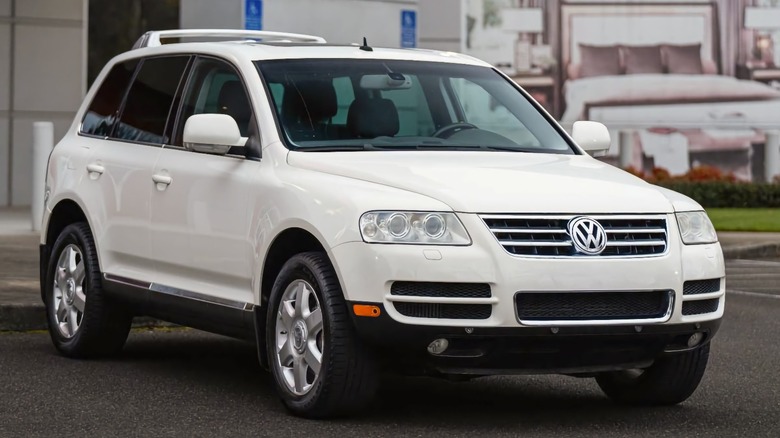 2004 Volkswagen Touareg V10 TDI front three-quarter image