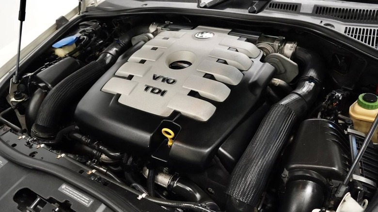 2004 Volkswagen Touareg V10 TDI engine bay image