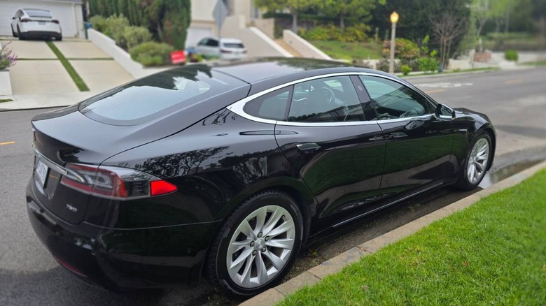 2017 Tesla Model S 75D rear three-quarter image