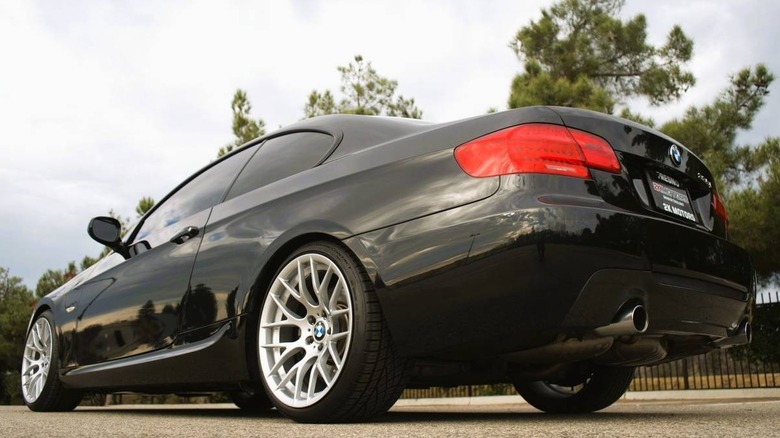 2013 BMW 335i M-Sport rear three-quarter image