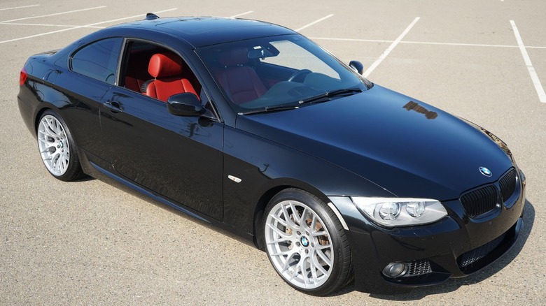 2013 BMW 335i M-Sport front three-quarter image