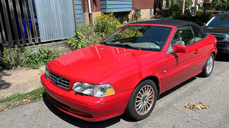 2004 Volvo C70 convertible front three-quarter image