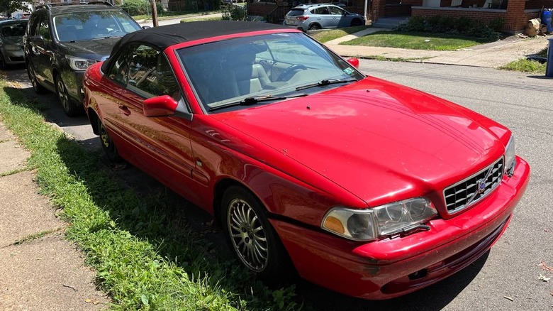 2004 Volvo C70 convertible front three-quarter image