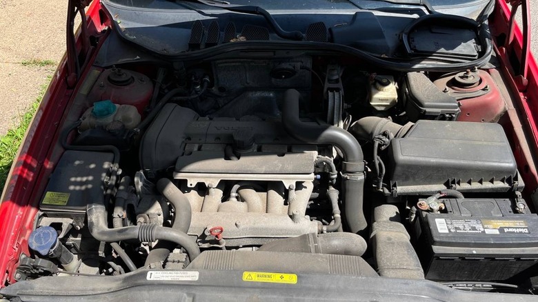 2004 Volvo C70 convertible five-cylinder engine image