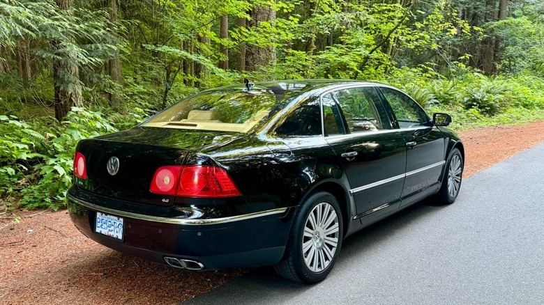 2005 Volkswagen Phaeton W12 2+2 rear three-quarter image