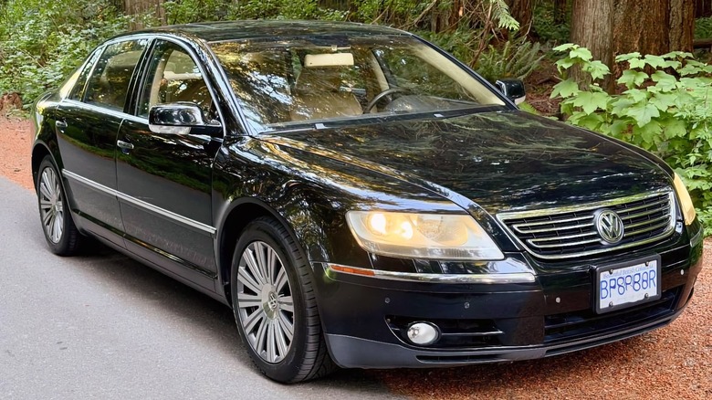 2005 Volkswagen Phaeton W12 2+2 front three-quarter image