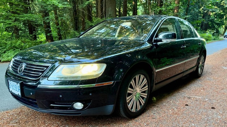2005 Volkswagen Phaeton W12 2+2 driver's side threee-quarter image