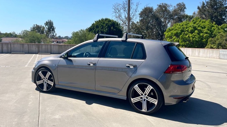 2016 Volkswagen Golf R rear three-quarter image