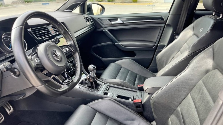 2016 Volkswagen Golf R interior image