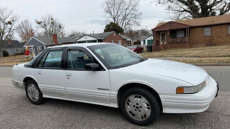 1995 Oldsmobile Cutlass Supreme SL front three-quarter image