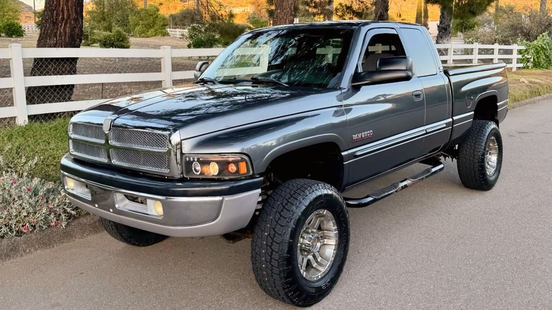 2002 Dodge Ram 2500 Diesel 4X4 Front Three-Quarter Image