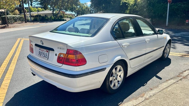 2005 BMW 320i rear three-quarter image