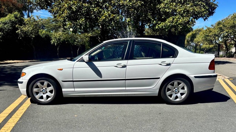 2005 BMW 320i full driver's side image