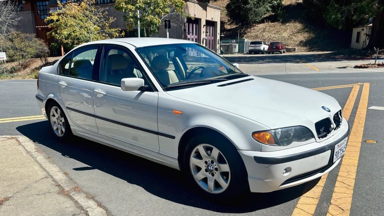 2005 BMW 320i front three-quarter image